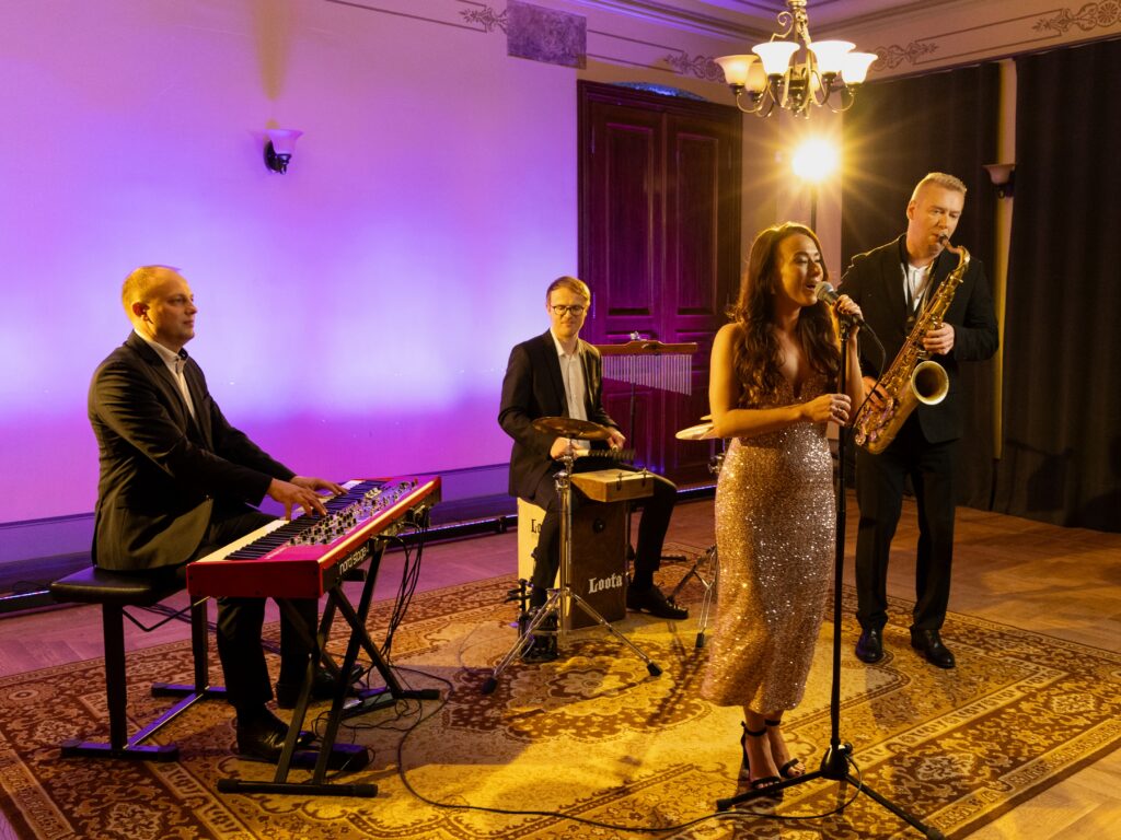 Helena Mäe bänd - tantsubänd, peobänd, pulmabänd